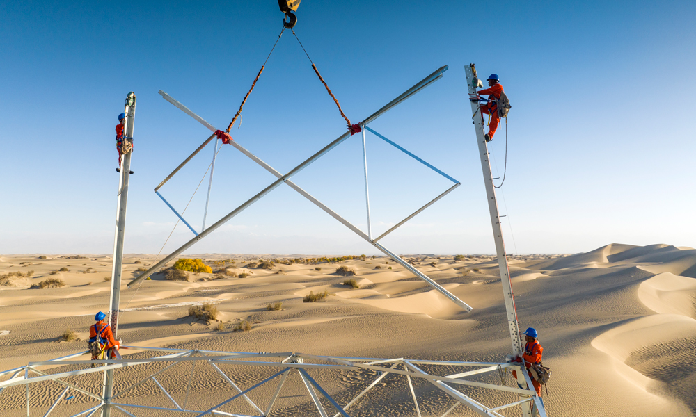 新疆750千伏且末—若羌輸電線路工程Ⅱ標段鐵塔組立作業現場。