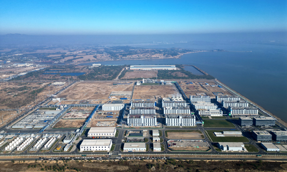 中國中化旗下揚農葫蘆島大型精細化工項目施工正酣。目前，一期一階段的5棟工藝主廠房已全部建成。其中，多效唑、菊酯、環己二酮3個生產車間已相繼開展試生產工作。同時，一期二階段的廠房建設和設備安裝已完成總體進度的50%，二階段項目計劃在2025年進入試生產。 