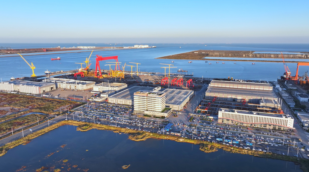 近日，我國首個海洋油氣裝備制造“智能工廠”——中國海油旗下海油工程天津智能制造基地全面投產。該基地占地面積約57.5萬平方米，核心設施包括4個智能生產車間、8個生產輔助中心和16個總裝工位，設計年產能8.8萬噸，擁有最大可停靠30萬噸級船舶、浮體的優質碼頭資源。