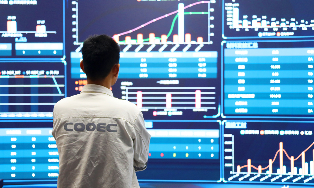 傳統海洋油氣裝備制造具定制化比例大、標準化程度低等特點，各生產環節數據碎片化現象嚴重。為更好實現智能化，海油工程天津智能制造基地研發了國內首個海洋油氣裝備一體化智能制造管理平臺，投入先進智能生產設備600余臺套，實現從生產管控、車間制造到廠區管理的全流程智能化，并應用海綿工廠水循環等十多項綠色低碳先進技術，為推動制造業智能化、綠色化發展提供了可復制、可推廣的模式。圖為基地中控室。