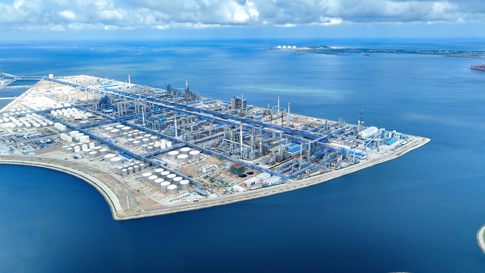 近期，中國建筑一批重點項目竣工。圖為裕龍島煉化一體化（一期）常減壓聯(lián)合裝置項目。該項目由中國建筑旗下中建安裝承建，是山東省重點項目項目，建設(shè)總面積8.86萬平方米，包括一套1000萬噸/年常減壓蒸餾裝置、一套1000萬噸/年常壓蒸餾裝置、兩套LPG回收裝置、兩套輕烴回收裝置、兩套脫硫醇裝置及配套工程，項目投產(chǎn)后可生產(chǎn)汽、煤、柴、船燃等產(chǎn)品，助力山東高端石化產(chǎn)業(yè)加速升級。