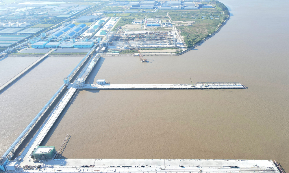由中國建筑旗下中建港航局承建的南通港天生港區(qū)橫港沙作業(yè)區(qū)10萬噸級糧油泊位工程，是江蘇省重點工程，項目位于江蘇省南通市，建設(shè)“F”型碼頭1座、共布置1個10萬噸級通用泊位、1個3萬噸級通用泊位和7個5千噸級通用泊位，項目投用后提升長江沿線地區(qū)糧油中轉(zhuǎn)運輸能力，滿足后方糧油加工產(chǎn)業(yè)水運需求，助力提升南通港在長江沿線糧油轉(zhuǎn)運樞紐港地位。