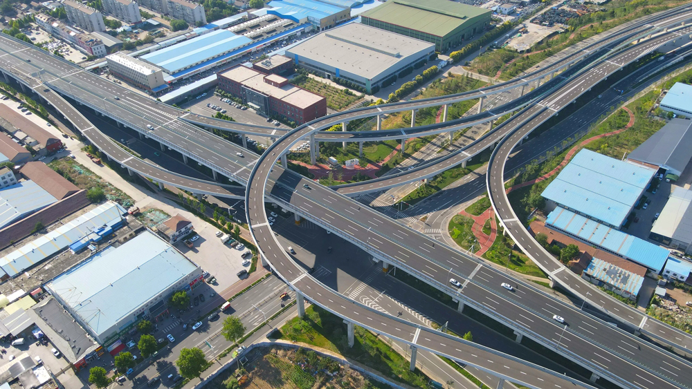 由中國建筑旗下中建八局承建的淄博市城市快速路網(wǎng)建設(shè)項目（一期），是淄博市一號重點民生工程，項目位于山東省淄博市，全長約9公里，包括8.4公里的高架橋以及地面段、輔路匝道等，項目是淄博“兩環(huán)五射線”計劃中的重要一環(huán)，通車后將有效緩解城市交通壓力。