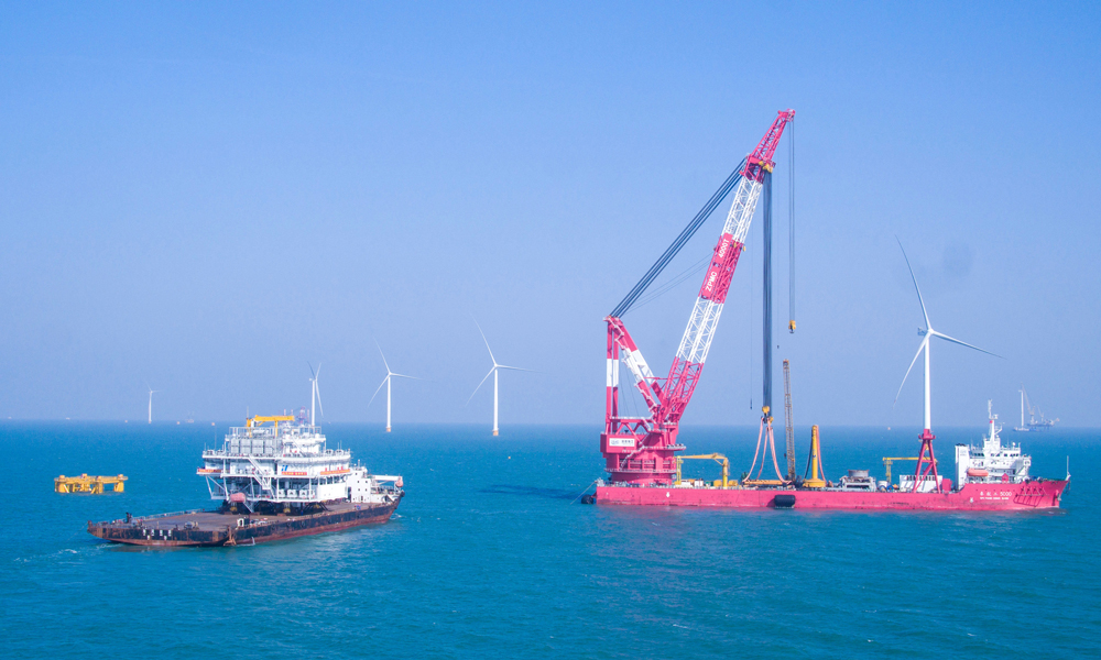 海上升壓站擔負著電力集中、電力送出、設備保護、監視控制等重任，是整個海上風電場的“心臟”。中國華能臨高海上風電項目建設人員克服海上大件運輸挑戰、臺風影響等重重困難，升壓站順利到達吊裝預備點。