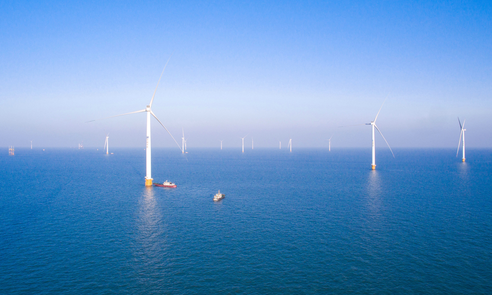 據悉，海上風電場“心臟”將于十二月正式跳動，匯集風電機組發出的電能傳輸至陸地，實現并網，在這個蔚藍的“書卷”上畫出向海圖強的優美篇章。