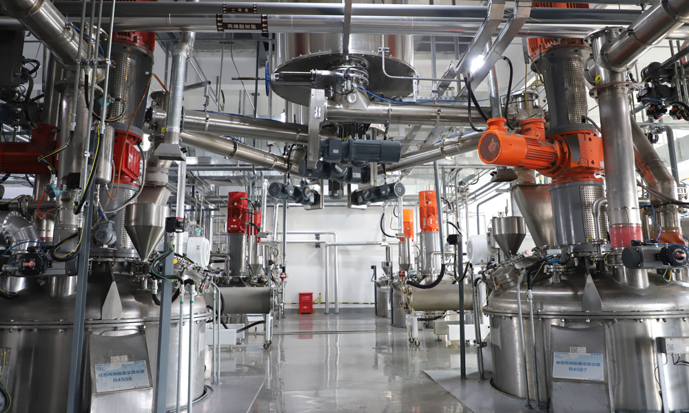 近日，我國(guó)首個(gè)一體化防腐涂料智能工廠累計(jì)完成防腐涂料生產(chǎn)超2800批次，產(chǎn)量突破10000噸，標(biāo)志著中國(guó)海油中下游業(yè)務(wù)數(shù)字化轉(zhuǎn)型取得新的重要進(jìn)展，為推動(dòng)我國(guó)涂料工業(yè)向高端化、智能化方向發(fā)展注入新動(dòng)能。該智能工廠由中國(guó)海油旗下海油發(fā)展公司常州院打造，于2023年1月投產(chǎn)，在國(guó)內(nèi)涂料行業(yè)首次實(shí)現(xiàn)了集批量線、柔性線、灌裝線“三線一體”的智能生產(chǎn)制造。趙書詩 攝