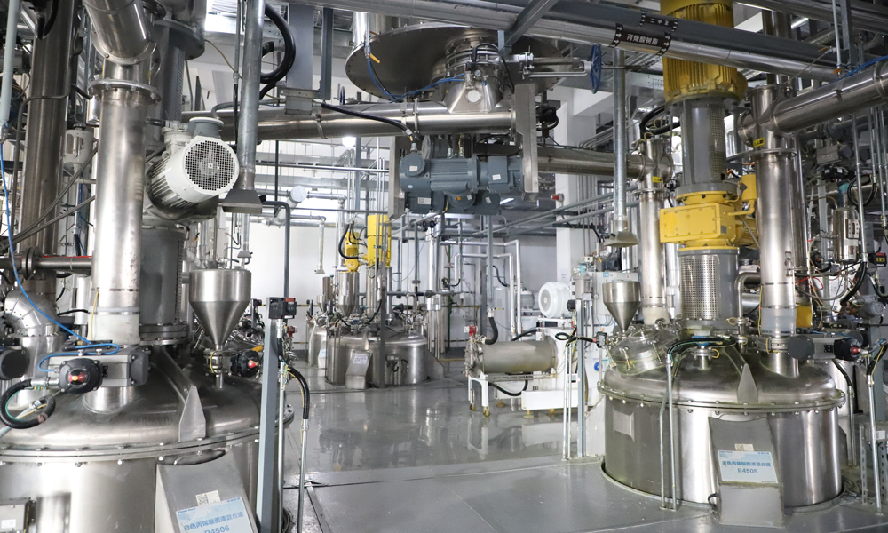 海水是腐蝕性較強(qiáng)的天然電解質(zhì)，鋼結(jié)構(gòu)在海洋環(huán)境中容易因海水腐蝕而大大縮短使用壽命，高效研發(fā)生產(chǎn)適用于極端苛刻環(huán)境的防腐涂料，對(duì)提高海上油氣生產(chǎn)平臺(tái)等大型鋼結(jié)構(gòu)裝備的抗腐蝕能力、保障安全生產(chǎn)具有重要意義。圖為防腐涂料智能工廠批量線。趙書詩 攝