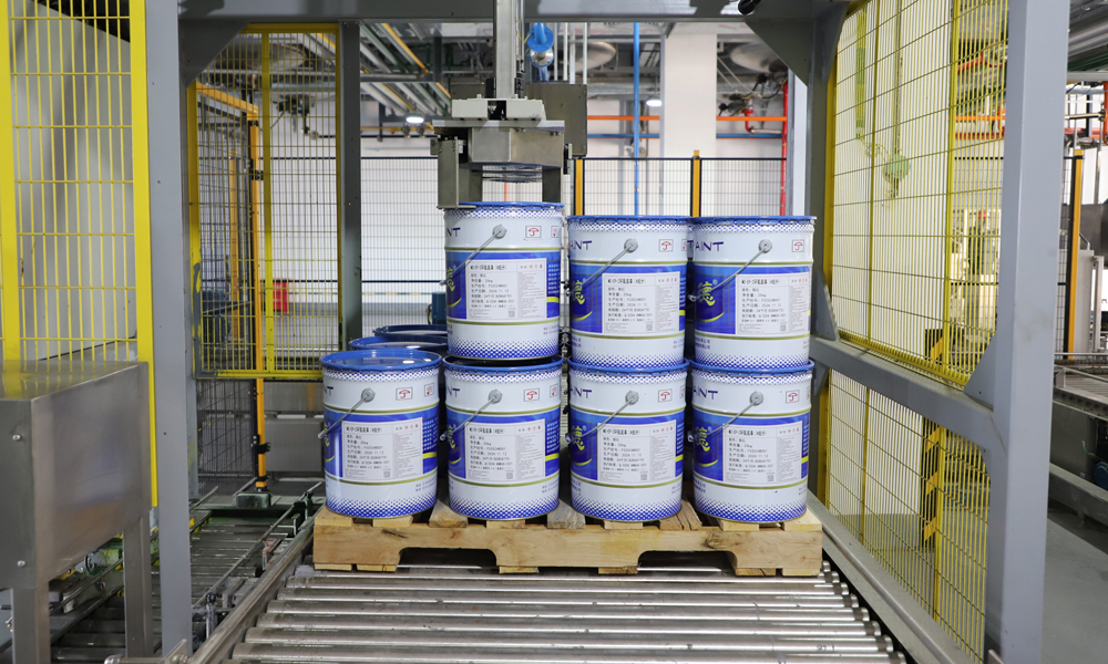 自投產(chǎn)以來，該智能工廠生產(chǎn)的防腐涂料已在渤中19-6氣田生產(chǎn)平臺(tái)、深遠(yuǎn)海浮式風(fēng)電平臺(tái)“海油觀瀾號(hào)”等大型海洋裝備上廣泛應(yīng)用，成為“大國(guó)重器”穩(wěn)立藍(lán)海的重要支撐力量。進(jìn)入四季度，海油發(fā)展公司常州院錨定目標(biāo)，聚力提高防腐涂料生產(chǎn)質(zhì)效，向著全年生產(chǎn)任務(wù)目標(biāo)沖刺。圖為正在進(jìn)行堆垛的防腐涂料產(chǎn)品。朱國(guó)利 攝