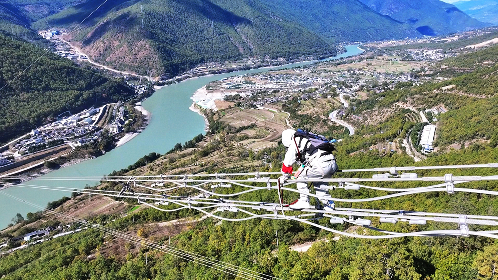南方電網云南麗江供電局采用帶電作業的方式，跨越金沙江對500千伏建太甲線進行缺陷處理，為電網迎峰度冬保供電提供有力保障，有效保障居民溫暖過冬。