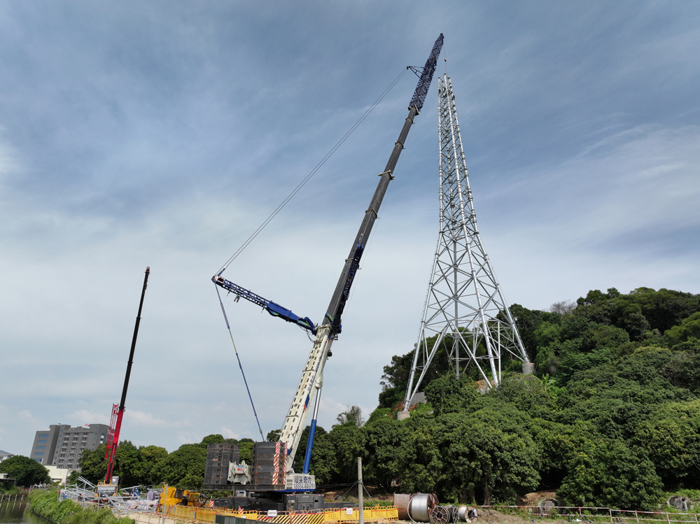 在廣東汕頭500千伏澄海站配套220千伏線路二期工程現場，施工人員應用重型起重機整體吊裝鐵塔提升立塔效率。該工程計劃年底前全面投產，完善粵東一帶電網架構。