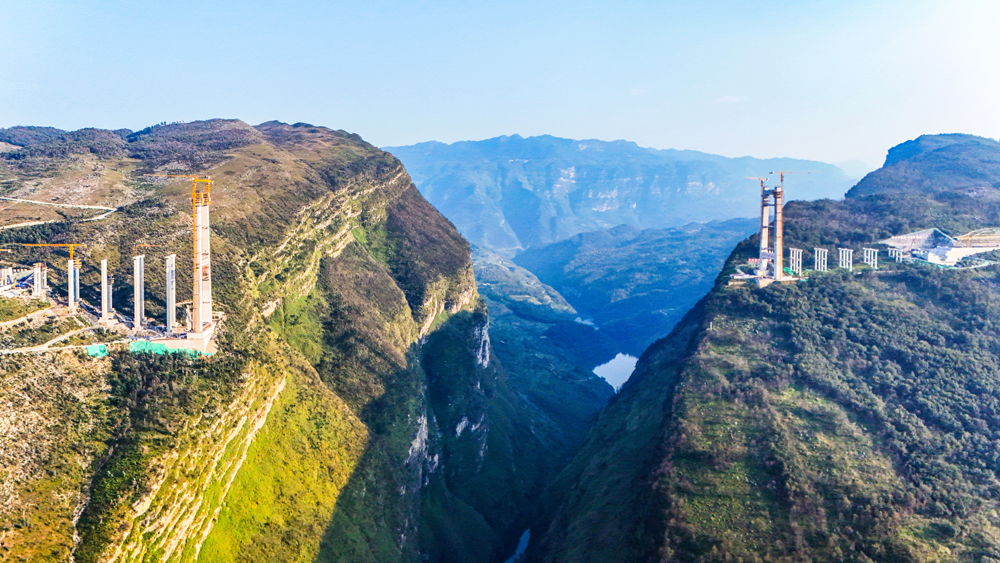 此次封頂的安順岸11號主塔高192米（不含塔冠）。項目團隊應用液壓爬模安全防護工作平臺和智能信息可視系統、打造風速自動化監測設備等，破解了施工期間多種安全威脅。利用機器人自動照準設備及GPS靜態測量技術，有效確保了主塔線形精度。