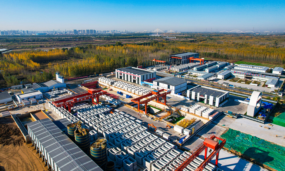 濟(jì)南黃崗路穿黃隧道工程是構(gòu)建南北向跨黃河的大通道之一，將助力濟(jì)南主城區(qū)與新舊動(dòng)能轉(zhuǎn)換起步區(qū)互聯(lián)互通，有力推進(jìn)起步區(qū)建設(shè)全面提速，促進(jìn)濟(jì)南從“大明湖時(shí)代”邁向“黃河時(shí)代”，為黃河流域生態(tài)保護(hù)和高質(zhì)量發(fā)展提供有力支持。圖為項(xiàng)目管片預(yù)制基地。