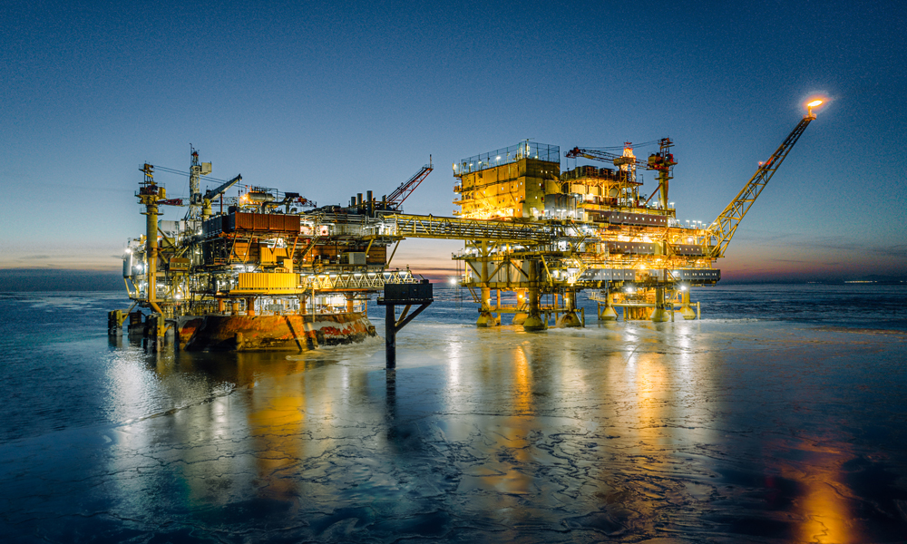 夜幕下的錦州9-3油田。