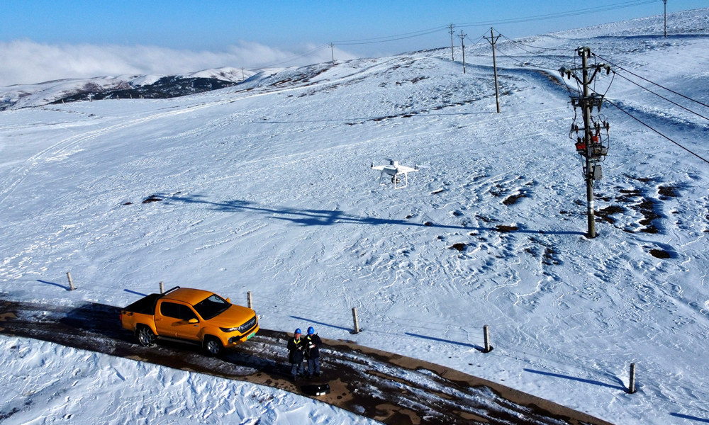南方電網依托2008年開始建設完善的覆冰在線監測系統，通過在線監測與人工觀冰、無人機巡視相結合的方式，實時監測低溫天氣對輸配電線路帶來的影響，及時開展融冰、除冰工作。連日來，南方電網公司累計出動人員7500多人次、搶修車輛2636臺次、應急發電機627臺次、應急發電車11臺次、無人機241架次開展防冰應急處置工作。圖為1月23日，南方電網云南昭通昭陽供電局大山包供電所對位于海拔3200米的10千伏跳蹲河線開展巡視。