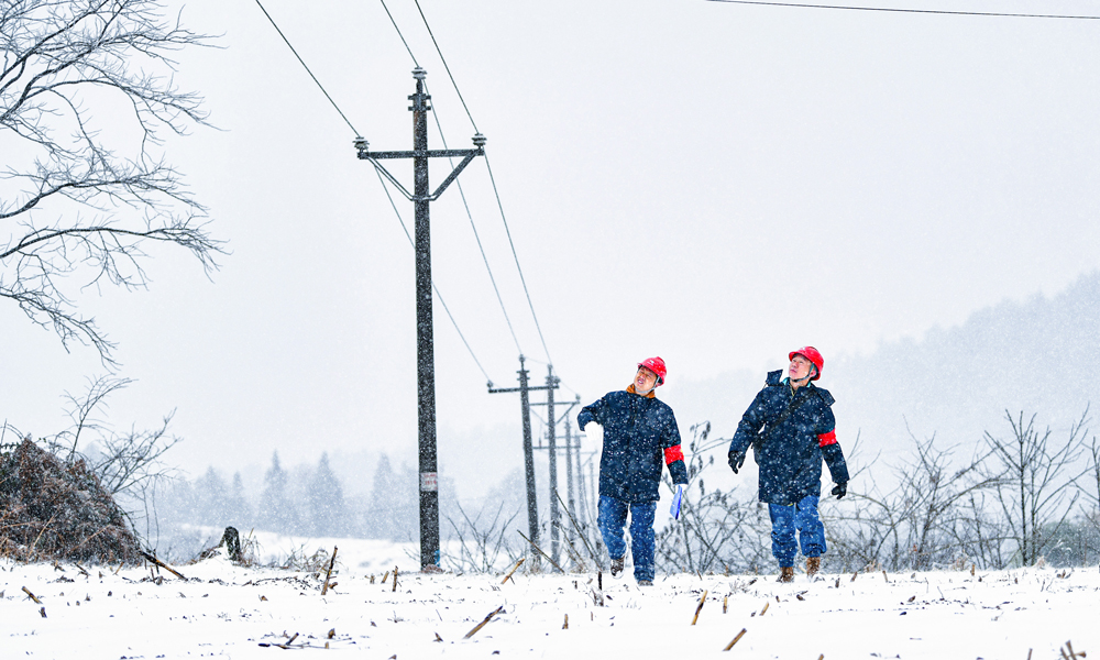 1月22日，南方電網貴州凱里施秉供電局工作人員測量線路設備覆冰情況。