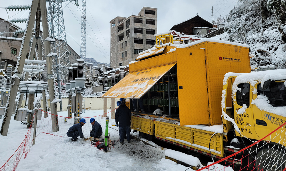 1月22日，南方電網貴州凱里供電局工作人員開展車載直流融冰作業。
