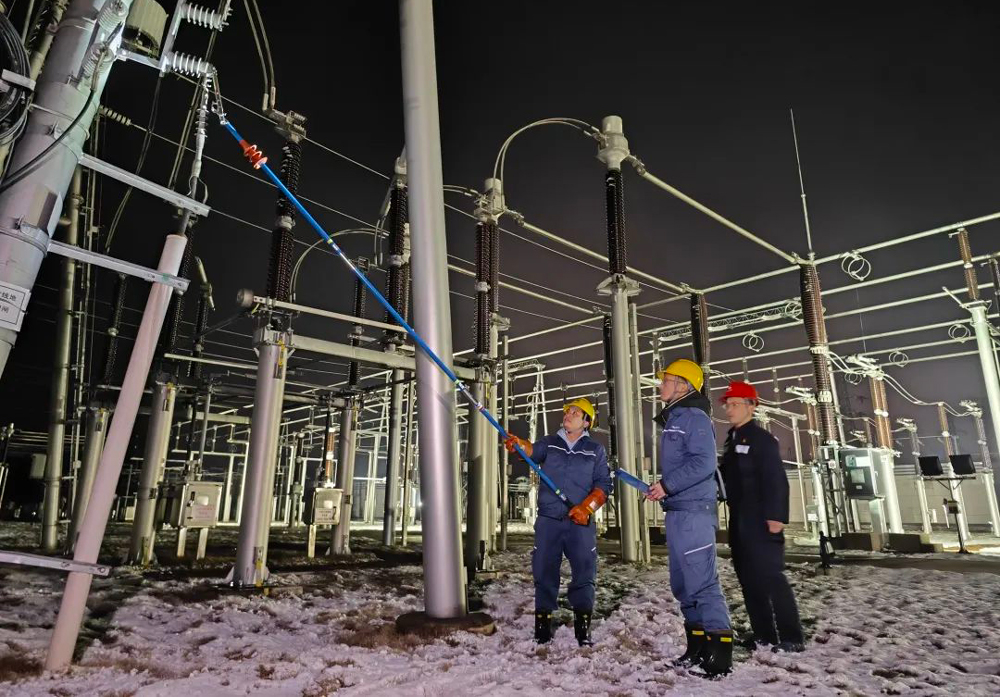 1月22日，南方電網廣西桂林供電局工作人員通過遠程及現場操作，調整融冰裝置方式，分別對線路的導線、光纜及地線進行融冰。