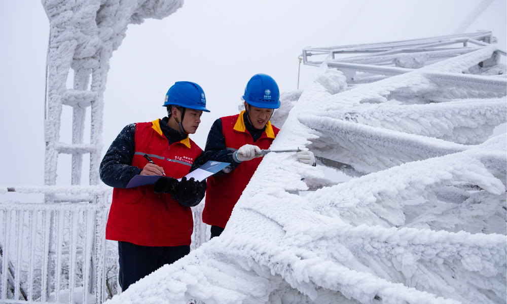 國家電網(wǎng)紅巖（重慶城口）共產(chǎn)黨員服務(wù)隊(duì)在觀冰點(diǎn)測量220千伏華城線模擬導(dǎo)線覆冰厚度。