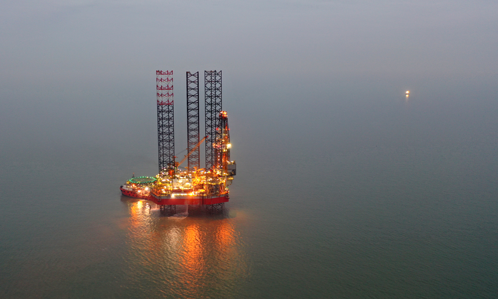 寒冬臘月，雪花飛舞，朔風凜冽，透骨奇寒。這是一年中最冷的時候。但在渤海西南海域，凱旋一號鉆井平臺勘探現場，卻鉆機隆隆、人聲鼎沸，一派熱火朝天的作業景象。