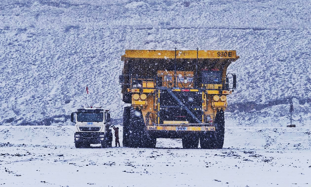 準能集團哈爾烏素露天煤礦針對雨雪天氣作業，加強職工生產現場安全教育。職工嚴格執行冰雪泥濘路面標準化作業流程，在保證安全的前提下，全力生產。
