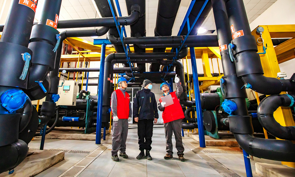 國家電網冀北秦皇島供電公司工作人員上門服務供暖企業，了解用電需求，檢查用電設備。