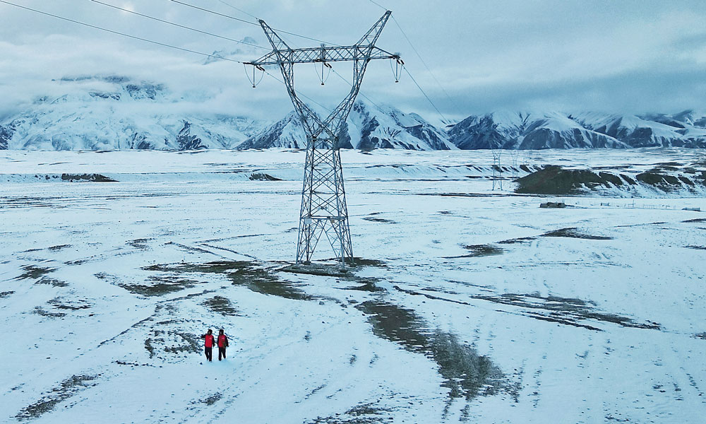 國家電網(wǎng)新疆喀什供電公司工作人員在海拔4500米的帕米爾高原巡視110千伏士達(dá)線。