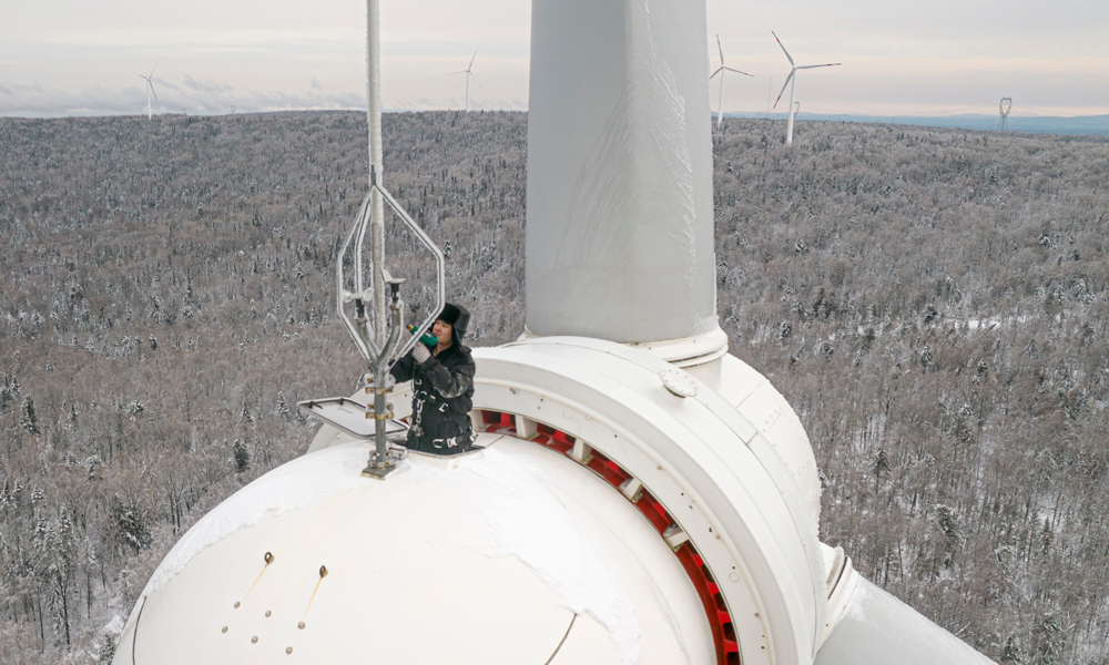 受今冬首場寒潮影響，我國大部分地區降溫明顯，北方多地迎來大風、雨雪天氣，能源需求迅速增加。中廣核位于北方的部分核電、新能源場站也迎來風雪寒潮天氣，為電力保供帶來挑戰，一線工作人員堅守崗位，全力“迎峰度冬”保供電。