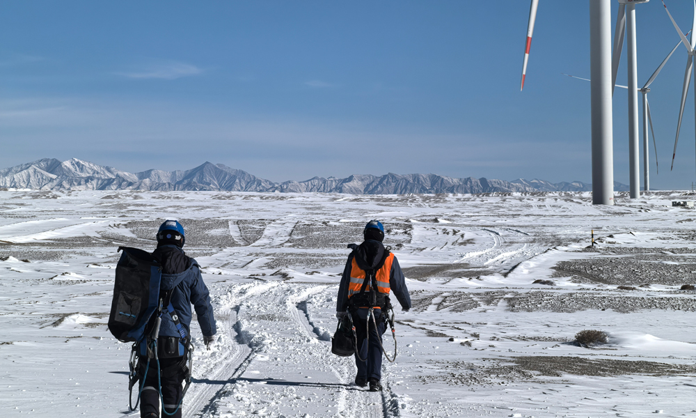 青海省海西州冷湖鎮冷湖廣竣50萬千瓦風電場遭遇極端寒潮天氣，氣溫驟降至零下21.4℃，強降雪致積雪最深處達50cm，中廣核青海冷湖廣竣風電場被白雪覆蓋，風電場運維人員迅速響應，場站緊急調配資源，開展線路巡檢與風機故障排查工作。