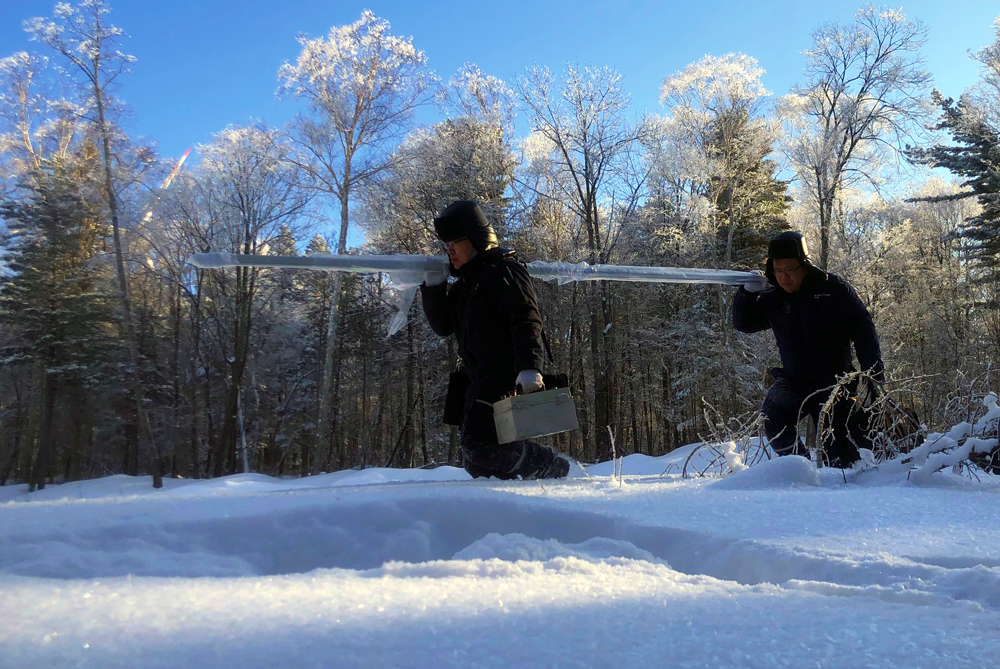 中廣核黑龍江丹江風電場運檢團隊全力以赴，迎戰風雪，運維人員著重檢查室外端子箱、操縱機構箱、配電室開關柜等關鍵設備加熱裝置運行情況，加強風機風速儀、風向標等易結冰設備巡檢維護力度，在保障安全基礎上，實施相應除冰雪消缺舉措，確保供電穩定，設備安全平穩運行。
