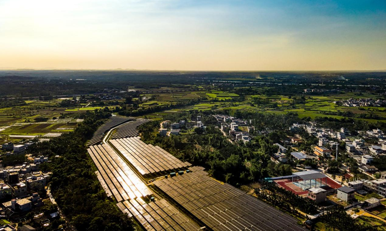 國家能源集團海南公司澄邁縣塘北村光伏產業振興項目建設結合當地實際情況，發展光伏大棚蔬菜種植，因地制宜種植喜陰、喜水農作物，打造研學基地品牌，并進一步延伸產業鏈，提供集知識學習、技能實踐、自然探索于一體的綜合型實踐活動平臺。圖為項目全景。