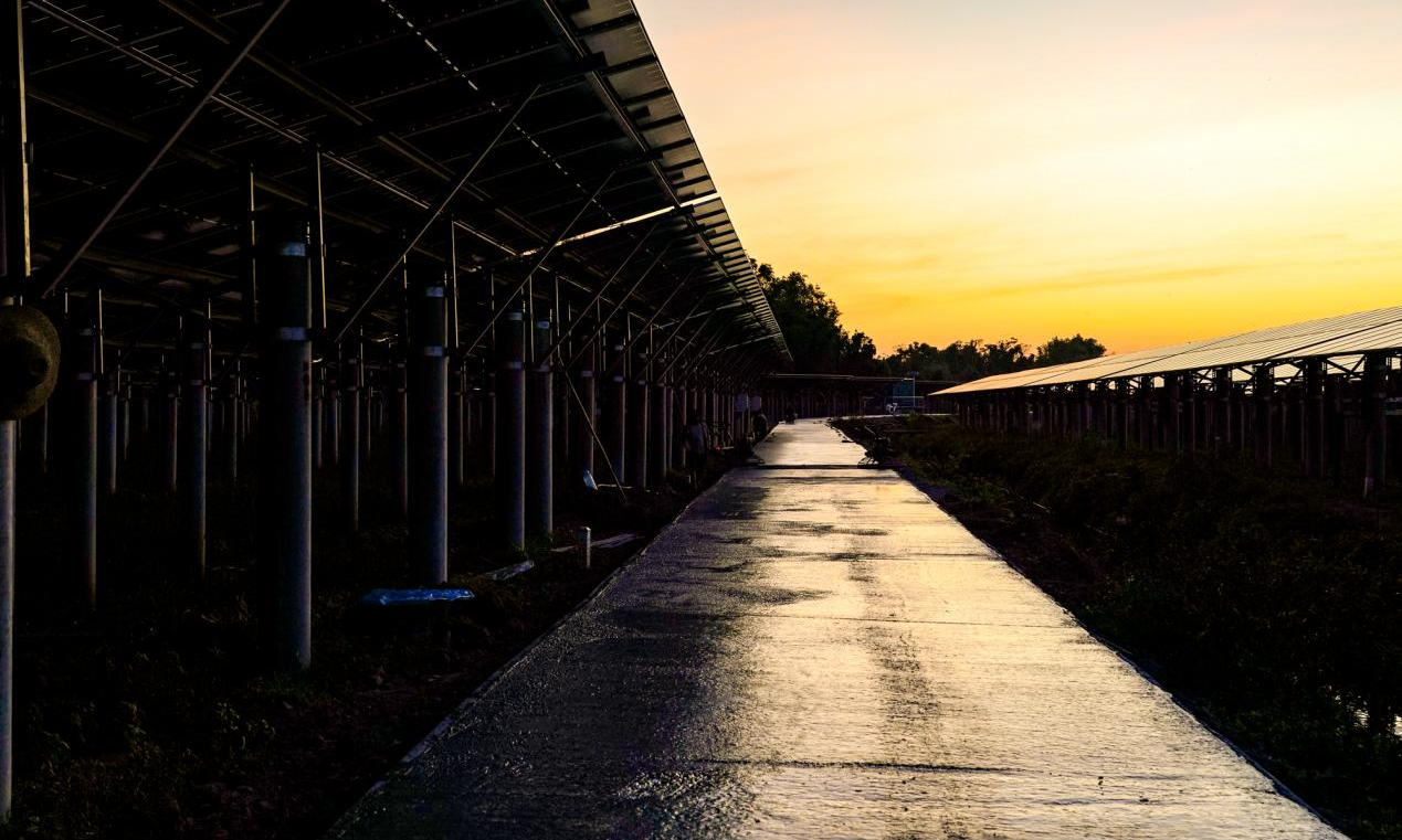 近日，國家能源集團海南公司澄邁縣塘北村光伏產業振興項目正在進行最后的道路澆筑，初步計算，僅通過租賃農戶屋頂和電費讓利，每年可為安裝光伏的農戶增加收入約1800元。25年運營期內，可為該村增加收入約2000萬元，同時還能帶動部分村民就業，有效提升村集體經濟收入，提高農民收入水平。
