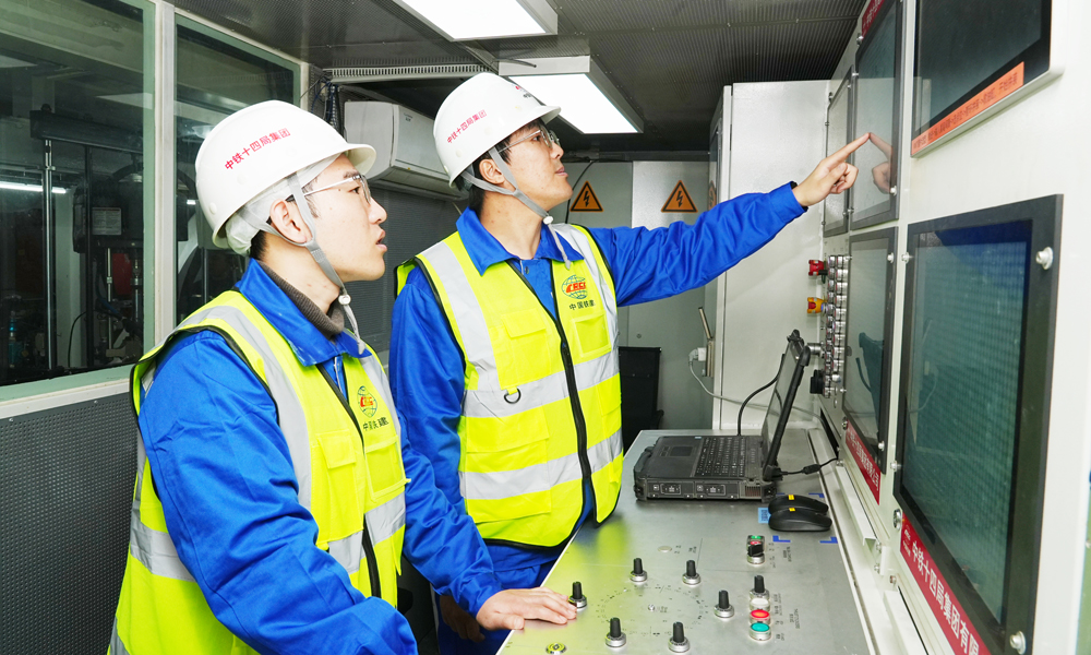 據悉，廈金大橋（廈門段）主線隧道盾構段70%以上的區段為淺覆土掘進，最淺覆土僅為8.1米，沿線穿越上軟下硬、軟硬不均、孤石和基巖凸起等中風化巖層，中風化花崗巖強度最大達到了134.34兆帕，盾構掘進姿態控制困難，對盾構機掘進壓力控制和刀盤刀具的耐磨性提出極高要求。圖為技術人員在調試盾構機。