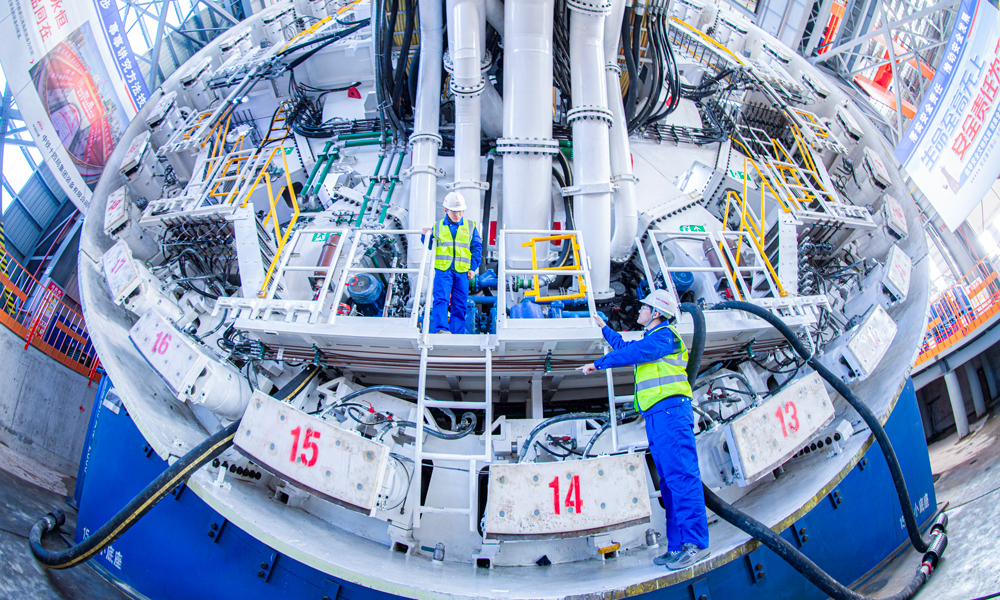 廈金大橋（廈門段）是落實“深化兩岸融合發展”的國家重大戰略工程。項目建成后將成為廈門本島聯系翔安機場的最便捷通道，有效緩解翔安進出島通道及新機場片區交通壓力，與廈門翔安機場、廈金航線共同構建起對臺海陸空立體交通新格局。圖為技術人員在驗收盾構機。