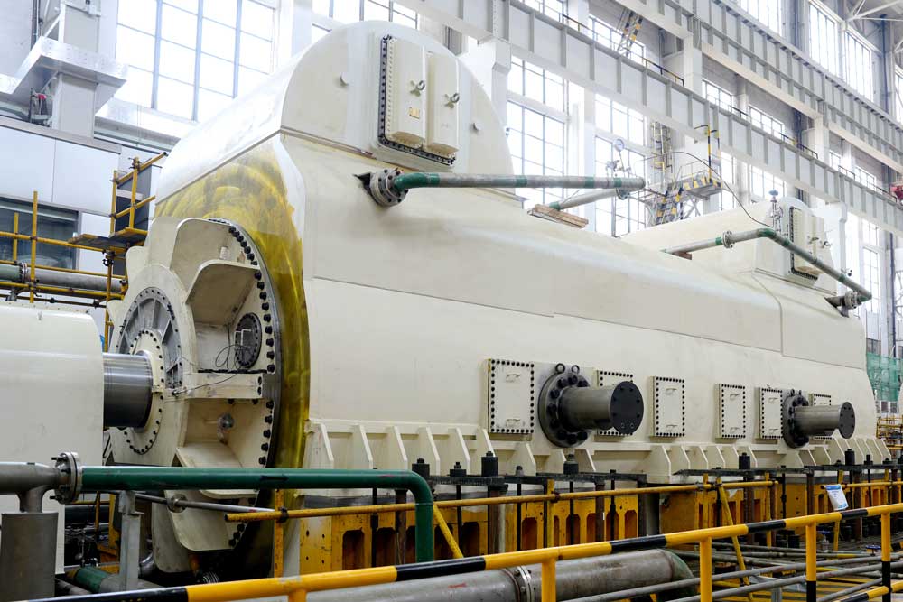 該新型汽輪發(fā)電機研制以科研項目為依托，于2021年立項，經(jīng)過多年深入研發(fā)，通過多次技術(shù)、工藝優(yōu)化迭代，解決了大直徑定子鐵心箍緊難度大等多項技術(shù)難題。該新型汽輪發(fā)電機配備定、轉(zhuǎn)子彈性支撐系統(tǒng)，定子端部采用銅屏蔽加磁屏蔽的雙重屏蔽結(jié)構(gòu)，首次采用定子不銹鋼空心線，轉(zhuǎn)子應(yīng)用全阻尼系統(tǒng)，全面保障了機組在復(fù)雜工況下的安全性和可靠性。在發(fā)電機結(jié)構(gòu)設(shè)計方面，創(chuàng)新性采用了機器人疊片與定子鐵心外裝壓裝配工藝，定子線圈與轉(zhuǎn)子線圈的生產(chǎn)全面升級為數(shù)字化車間生產(chǎn)模式，大幅提升了產(chǎn)品質(zhì)量的穩(wěn)定性和一致性。