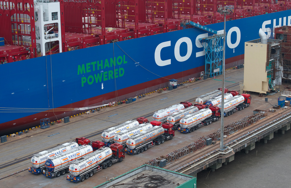近日，隨著中國遠洋海運旗下中國船燃將約900噸甲醇燃料順利注入“中遠海運洋浦”輪，這艘國內首制甲醇雙燃料集裝箱船在上海中遠海運重工1#碼頭迎來了又一關鍵里程碑。此次加注作業的完成標志著中國遠洋海運成功打通了從船舶建造到綠色燃料加注的全產業鏈生態布局。