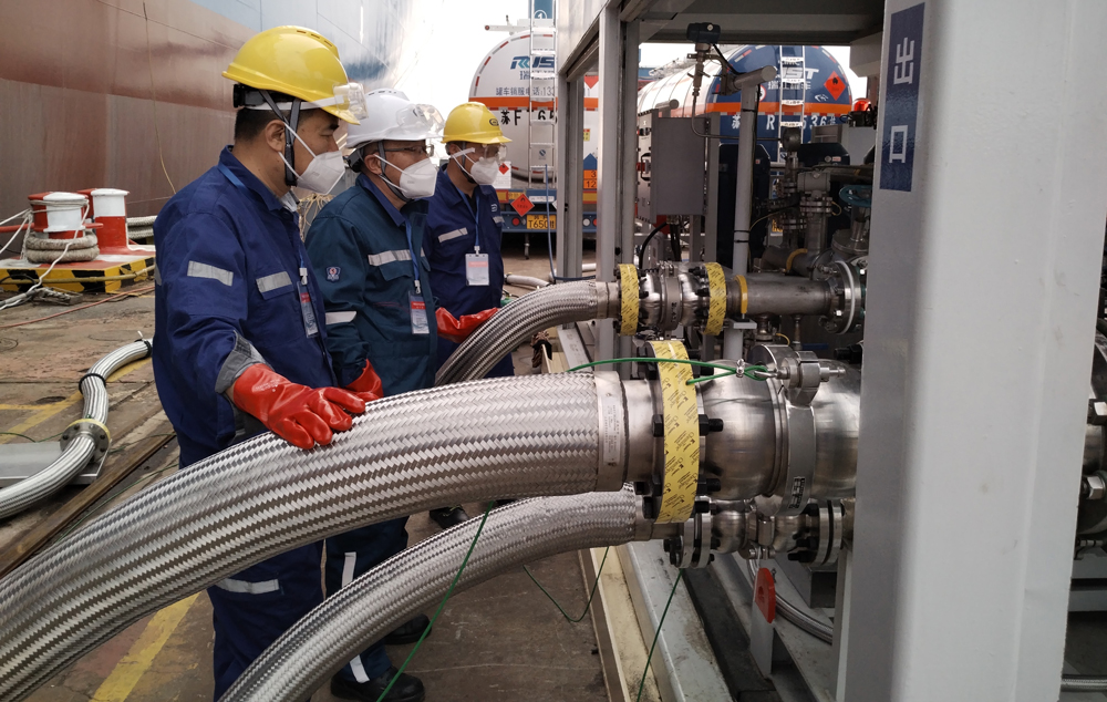 此次“中遠海運洋浦輪”甲醇燃料加注作業的順利完成，不僅標志著中國遠洋海運在綠色航運領域邁出了實質性步伐，也為中國航運業加速低碳轉型樹立了行業標桿。未來，中國遠洋海運將繼續深化綠色技術創新，攜手產業鏈伙伴推動更多清潔能源船舶的應用，為實現“雙碳”目標和全球航運業可持續發展貢獻中國智慧與力量。