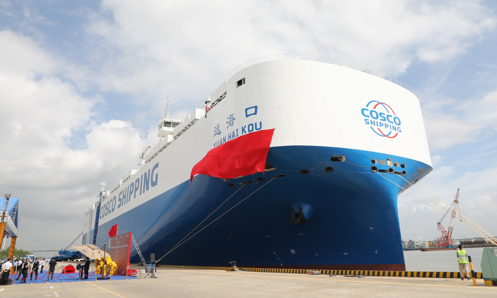 近日，我國(guó)汽車(chē)出海運(yùn)輸船船隊(duì)再添新成員——由中國(guó)遠(yuǎn)洋海運(yùn)旗下廣州遠(yuǎn)海汽車(chē)船運(yùn)輸有限公司投資、中船集團(tuán)廣船國(guó)際建造的全國(guó)最大光伏能源+LNG雙燃料汽車(chē)運(yùn)輸船“遠(yuǎn)海口”輪，在廣州南沙正式命名并交付首航。該船首航搭載約4000臺(tái)中國(guó)品牌的車(chē)輛，其中九成以上為新能源汽車(chē)，駛向希臘、土耳其、意大利、突尼斯等“一帶一路”共建國(guó)家。