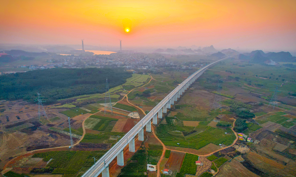 圖為南珠高鐵南玉段百合郁江特大橋。