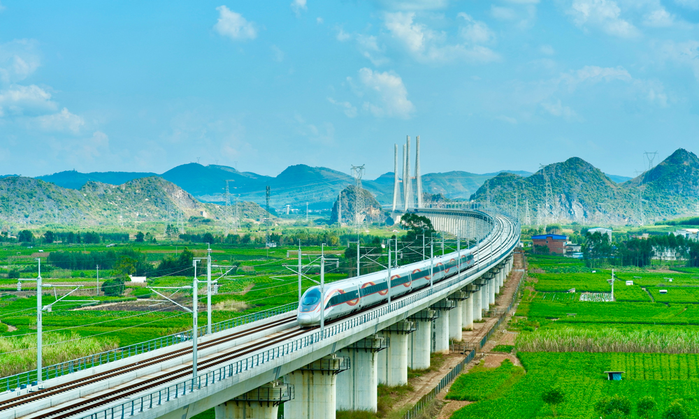近日，中國(guó)中鐵旗下中鐵三局、四局、五局、電氣化局、廣州局及中鐵工業(yè)參建的南寧至珠海高鐵南寧至玉林段（簡(jiǎn)稱(chēng)南玉鐵路）開(kāi)通運(yùn)營(yíng)，廣西14個(gè)區(qū)市全部實(shí)現(xiàn)“市市通高鐵”。南玉鐵路全長(zhǎng)約193公里。其中，中鐵五局承建的平悅隧道（6428米）為全線最長(zhǎng)隧道。中鐵廣州局承建、中鐵工業(yè)旗下中鐵九橋參建的百合郁江特大橋?yàn)槭澜缱畲罂鐝綍r(shí)速350公里無(wú)砟軌道高速鐵路斜拉橋，全長(zhǎng)612米，橋梁主跨330米；主橋設(shè)東西兩座主塔，主塔高146米。