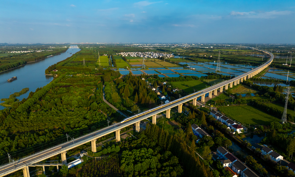 近日，中國(guó)中鐵旗下中鐵一局、二局、三局、十局、廣州局等參建的滬蘇湖高鐵正式開(kāi)通運(yùn)營(yíng)。通車(chē)后，上海虹橋至湖州站最快55分鐘可達(dá)，長(zhǎng)三角鐵路營(yíng)業(yè)里程突破1.5萬(wàn)公里。滬蘇湖高鐵線路全長(zhǎng)約163公里，設(shè)計(jì)時(shí)速350公里，設(shè)站8座。滬蘇湖高鐵是長(zhǎng)三角一體化基礎(chǔ)設(shè)施互聯(lián)互通的重大項(xiàng)目，也是長(zhǎng)三角高鐵聯(lián)網(wǎng)、補(bǔ)網(wǎng)、強(qiáng)鏈的重點(diǎn)項(xiàng)目。