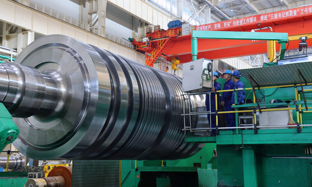 哈電集團汽輪機公司操作者進行昌江核電二期4號汽輪機組低壓轉子加工。