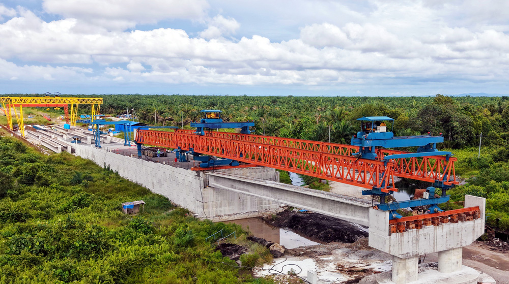 近日，中國中鐵工作人員掀起施工熱潮，基礎設施建設一線捷報頻傳。圖為中鐵工業旗下中鐵九橋施工的馬來西亞薩里巴斯大橋項目首片T梁架設現場。大橋項目位于馬來西亞東馬地區砂撈越州，線路全長約4693米，橋梁長2390米，該項目建成后，將直連沿海大道，可大幅縮短物流時間，并帶動旅游、貿易等產業升級，激活區域經濟。