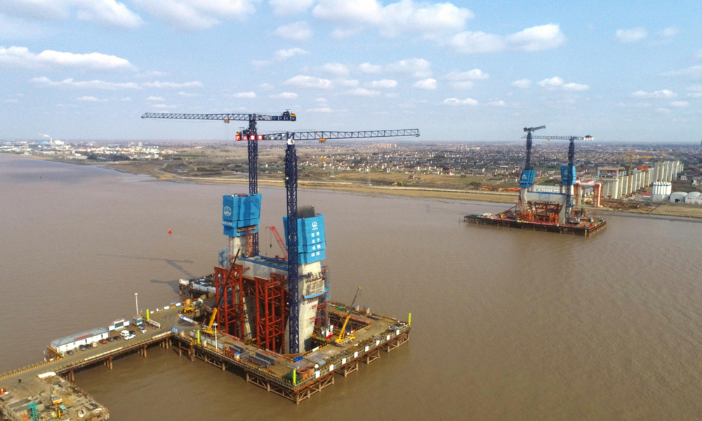 2月下旬，中鐵大橋局承建的滬渝蓉高鐵V標崇啟公鐵長江大橋3號主塔墩中塔柱第11節混凝土澆筑完成，主塔高度達到66.7米。3號主塔墩高153米，分27個節段施工。