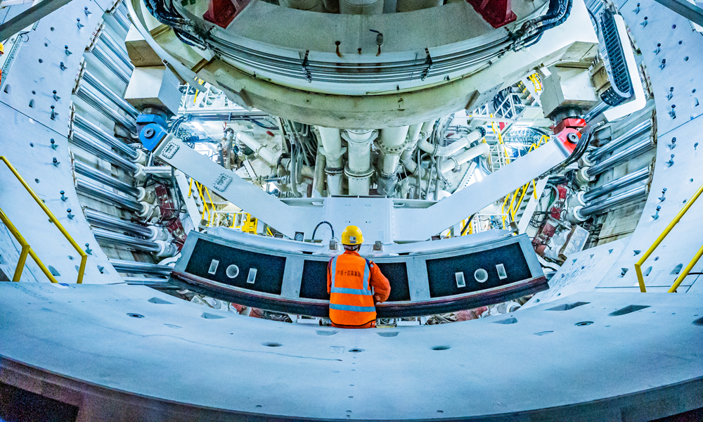 近日，由中國鐵建所屬中鐵十四局承建的濟南市黃崗路穿黃隧道開始進入黃河水域段施工。目前，隧道盾構段已累計掘進1658米，掘進進度過半。圖為隧道內盾構機作業現場。