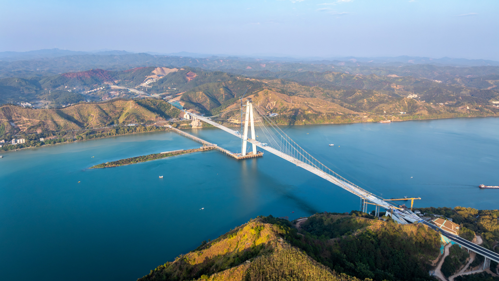 近日，中交集團所屬二公局承建的廣西平岑高速藤州潯江大橋主橋合龍。