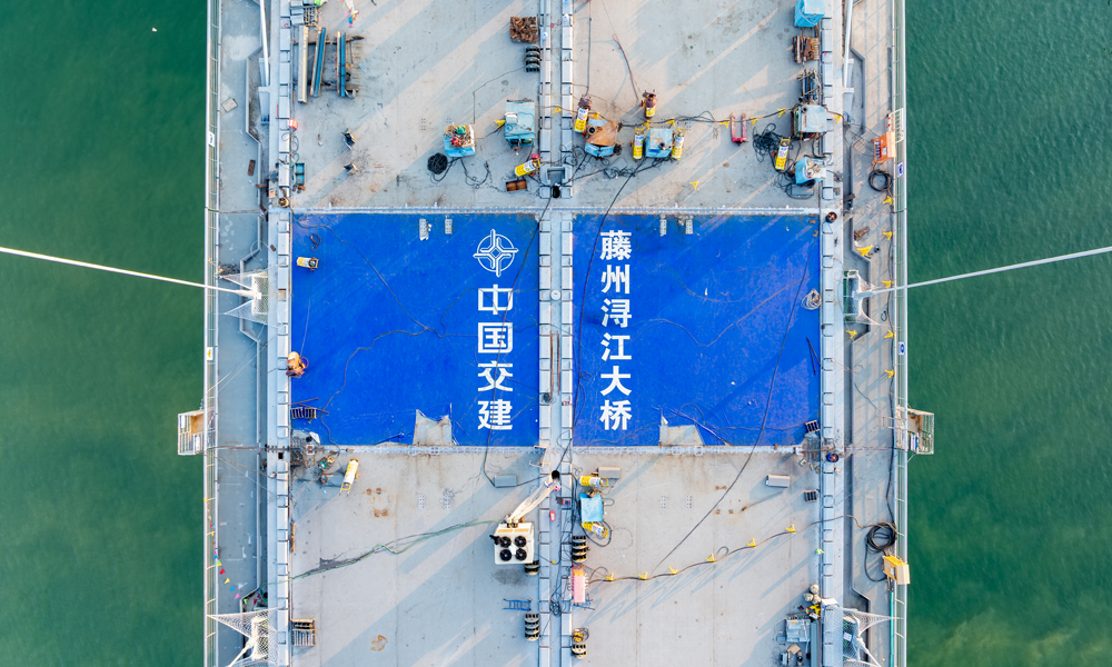 藤州潯江大橋位于廣西梧州市藤縣境內(nèi)，是世界首座獨塔空間纜斜拉-懸索協(xié)作體系橋梁，全長約1.6公里，主塔高238米，是廣西最高橋塔。