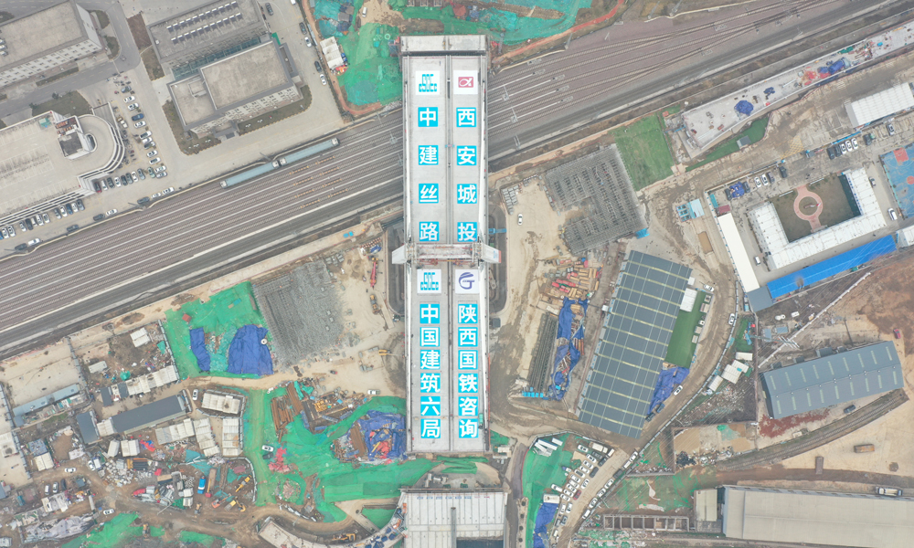 近日，由中國建筑旗下中建六局、中建絲路承建的西安幸福路北延伸工程超大型獨(dú)塔斜拉橋，經(jīng)過120分鐘逆時(shí)針旋轉(zhuǎn)，順利跨越隴海鐵路，成功實(shí)現(xiàn)69.45度轉(zhuǎn)體，創(chuàng)國內(nèi)多向不對稱斜拉橋轉(zhuǎn)體重量之最。