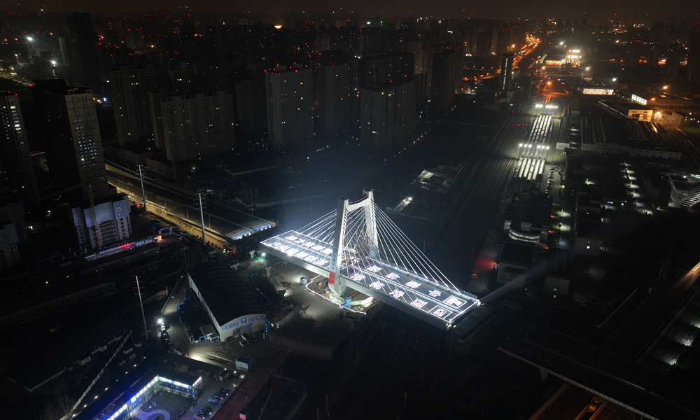 該座獨(dú)塔斜拉橋總長超過160米，轉(zhuǎn)體重量達(dá)到4.8萬噸，是幸福路北延伸工程主線上跨隴海鐵路的立交橋的核心部分。為不影響繁忙的隴海鐵路干線正常運(yùn)行，項(xiàng)目建設(shè)團(tuán)隊(duì)選擇通過轉(zhuǎn)體方式實(shí)現(xiàn)立交橋?qū)﹄]海鐵路的跨越。本次斜拉橋轉(zhuǎn)體成功實(shí)施，標(biāo)志著全線控制性工程取得重大突破。 