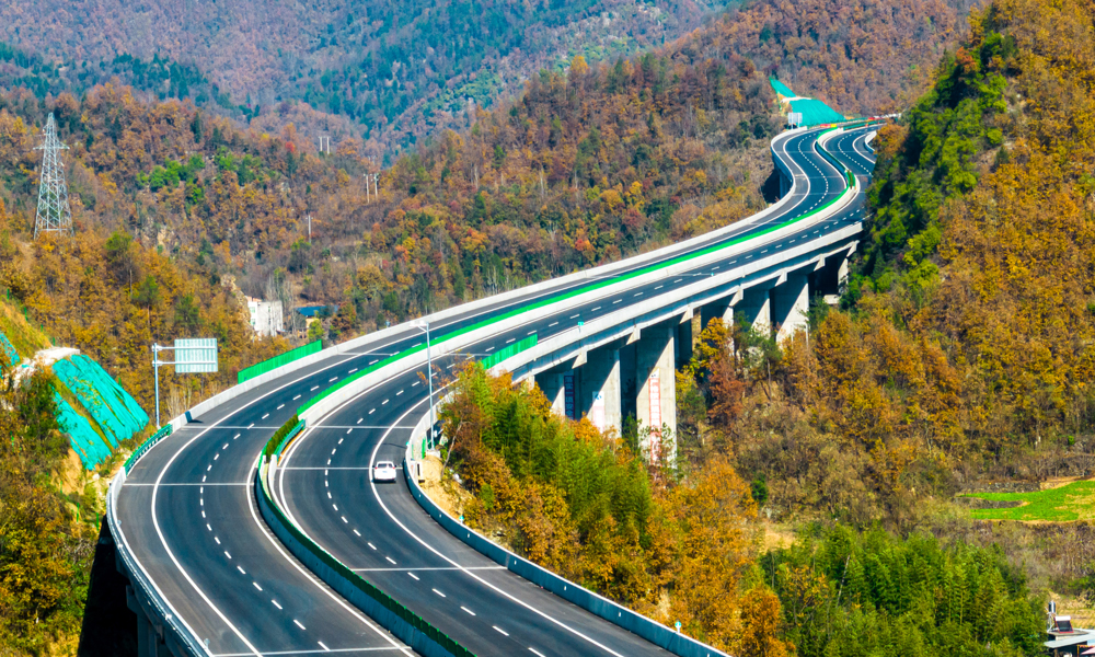 項目的建成通車，填補了十堰西南部地區南北高速公路的空白，有利于優化鄂豫陜渝毗鄰地區路網結構，帶動沿線地區資源開發利用和經濟社會高質量發展。