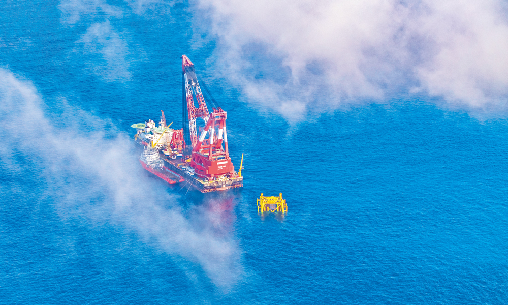 近日，中國海油有限海南分公司傳出消息，文昌16-2油田開發項目所屬萬噸級導管架在目標海域順利就位，為項目按期投產打下堅實基礎。